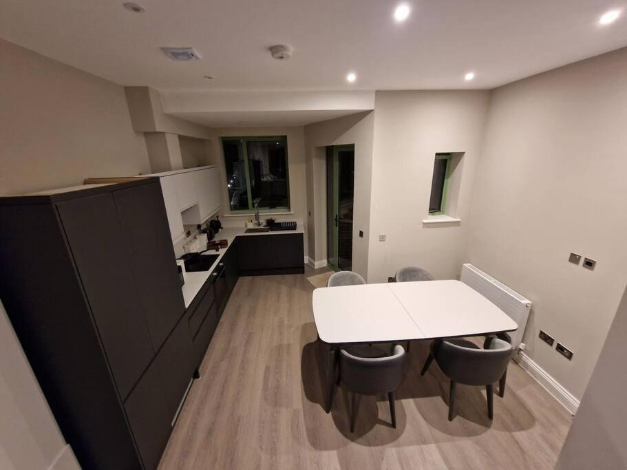 فيلا إدمونتونفي Stunning Newbuilt 3 Bed House Sleeps 9 المظهر الخارجي الصورة