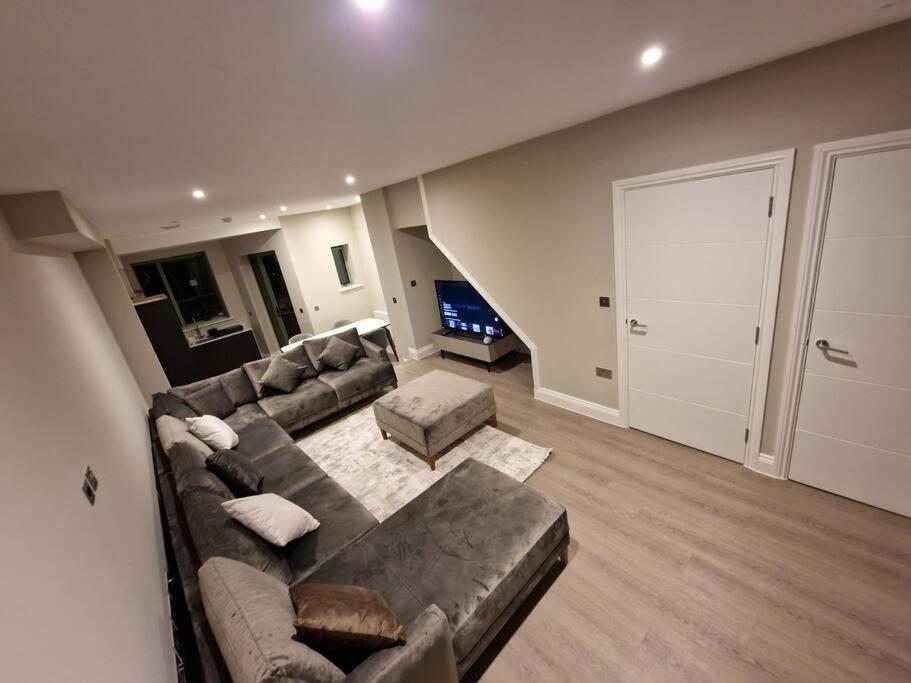 فيلا إدمونتونفي Stunning Newbuilt 3 Bed House Sleeps 9 المظهر الخارجي الصورة